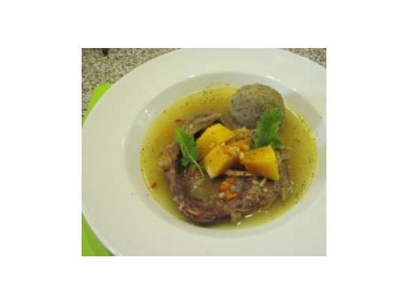 Halloween-Suppe mit Kürbis Beinscheiben und Leberknödel