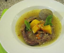Halloween-Suppe mit Kürbis Beinscheiben und Leberknödel