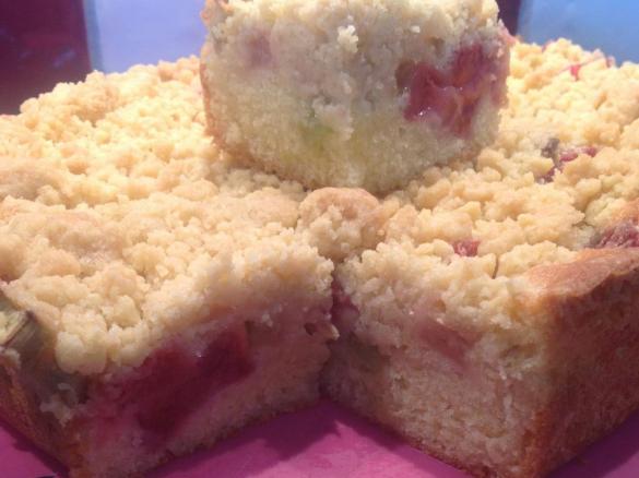 Sommerkuchen mit Erdbeeren, Rhabarber und Streuseln!