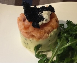 Lachs-Tartar auf Erdäpfelbett