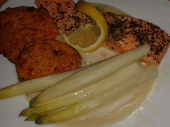 Lachsfilet mit Spargel an Zucchini-Plätzchen mit Weinschaumsoße 