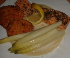 Lachsfilet mit Spargel an Zucchini-Plätzchen mit Weinschaumsoße 