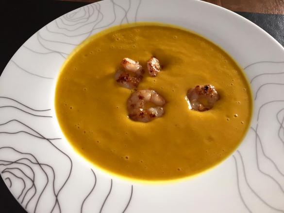 FRUCHTIGE KÜRBISCREMESUPPE MIT KOKOS UND GARNELEN