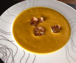 FRUCHTIGE KÜRBISCREMESUPPE MIT KOKOS UND GARNELEN