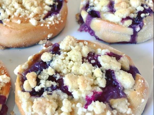 Blaubeer-Vanille-Schnecken mit Streuseln