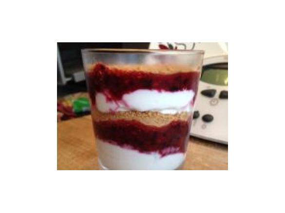 Quarkdesert mit Amarettinibröseln