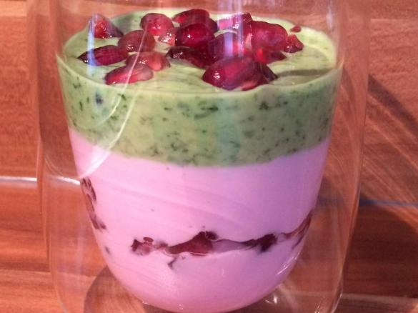 Granatapfelcreme mit süßem Basilikumpesto