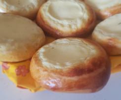 Watruschkas (Hefegebäck mit Vanille-Quarkfüllung)