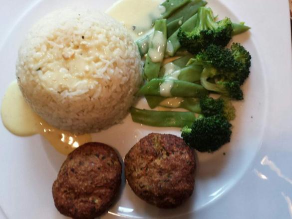Fischfrikadellen mit Reis, Gemüse und Curry-Ingwer-Sauce (angelehnt an das Rezept Finessen 2/2015)