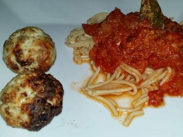 Putenklößchen mit Marinara-Soße und Vollkornspaghetti