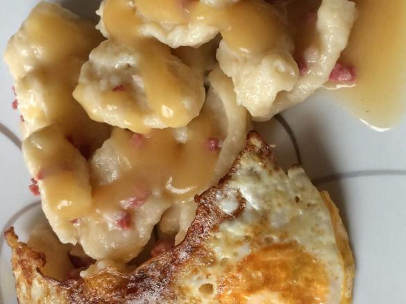 Mehlklöße mit Speck und Spiegelei 