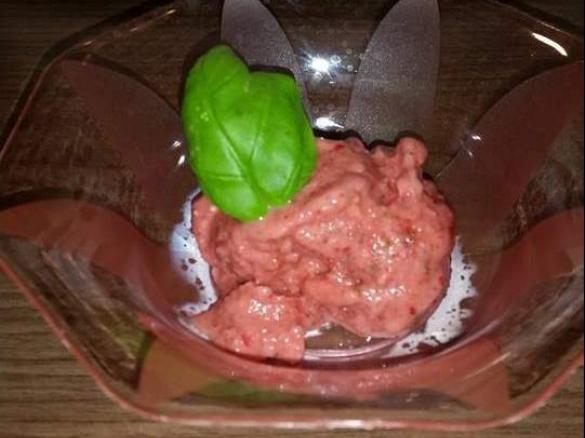Erdbeer-Basilikum-Eis
