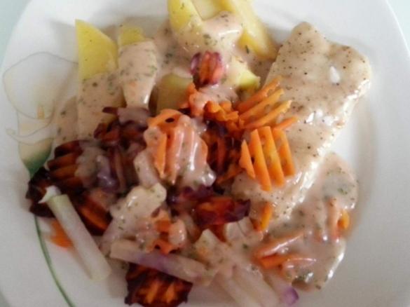 Kabeljau in Weißwein-Zitronen-Sahnesauce mit violetten und orangenen Möhren, Kohlrabi und Kartoffeln
