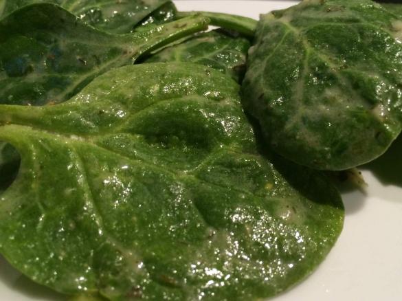 Blattspinat-Salat mit Kartoffel-Kräuter-Dressing
