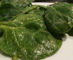 Blattspinat-Salat mit Kartoffel-Kräuter-Dressing