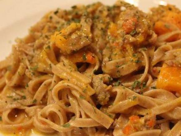 Tagliatelle (Eiernudeln) mit Kürbis-/Hackfleischsoße