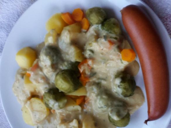 Bockwürstchen mit Zwiebel-Senfsoße, Kartoffeln und Rosenkohl