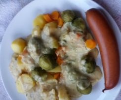 Bockwürstchen mit Zwiebel-Senfsoße, Kartoffeln und Rosenkohl