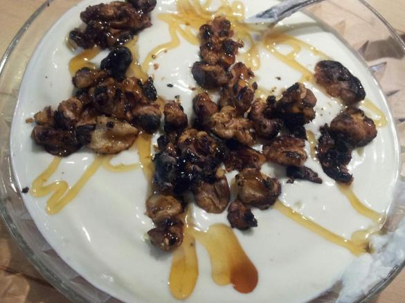 Joghurt mit Honig und Nüssen