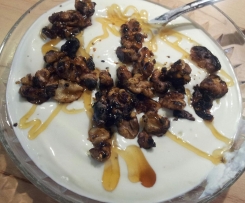 Joghurt mit Honig und Nüssen