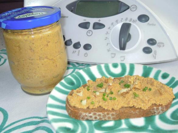 Variation von Sellerie-Möhren-Walnuss-Aufstrich mit TOFU