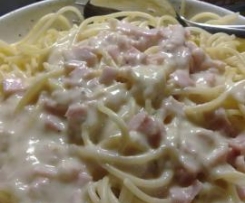 Spaghetti mit Käsesoße 