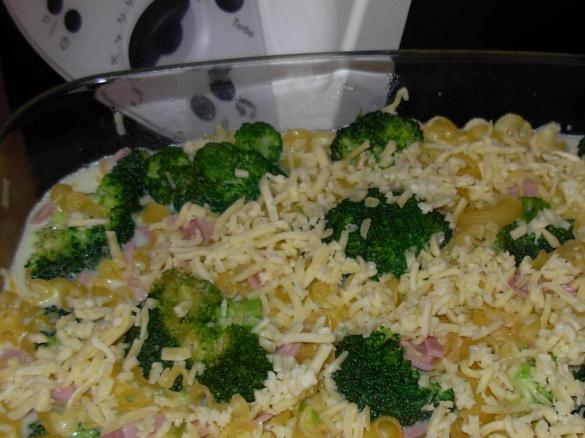 Nudelauflauf mit Schinken und Broccoli