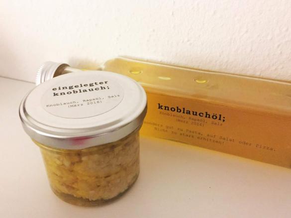 Knoblauchöl und eingelegter Knoblauch auf einmal