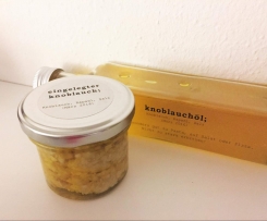 Knoblauchöl und eingelegter Knoblauch auf einmal