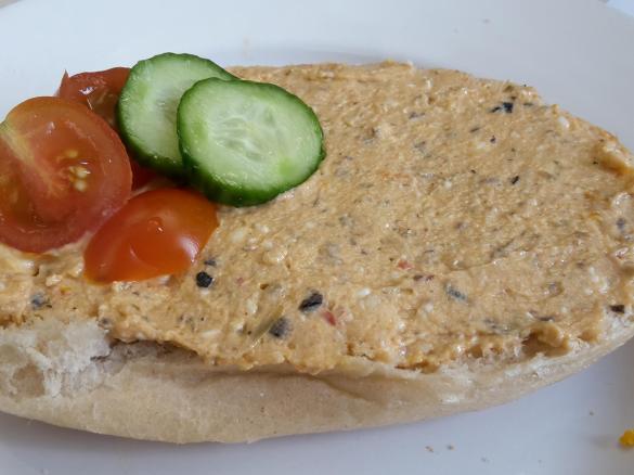 Italienischer Feta Dip mit Antipasti