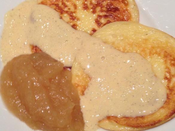 **Quark-Keulchen** mit Vanillesoße und Apfelmus