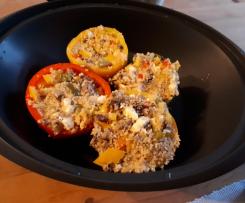 Mit Couscous gefüllte Paprikaschoten in Tomatensoße