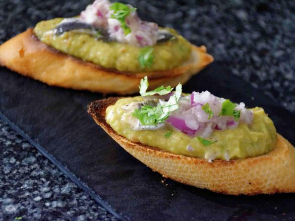 Pintxos (Tapas) mit Guacamole und Sardellen