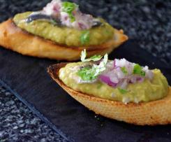 Pintxos (Tapas) mit Guacamole und Sardellen