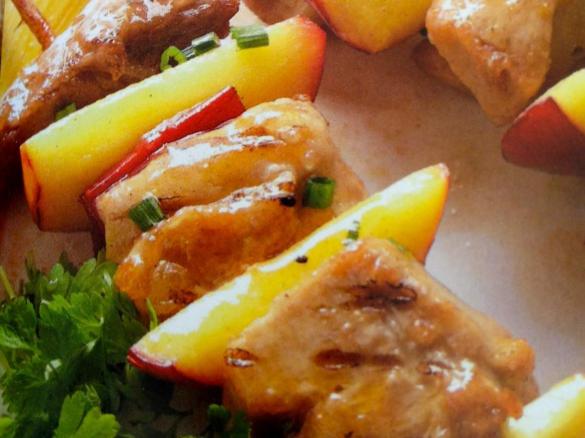 Grillspieße mit Geflügelbrust, Chilis und Mango