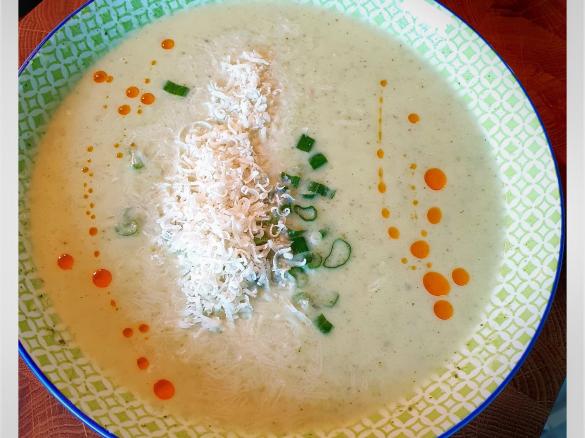 Brokkoli-Cremesuppe mit Parmesan