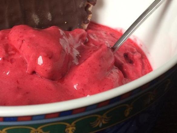 Veganes Softeis mit Sauerkirschen und Walnüssen