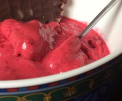 Veganes Softeis mit Sauerkirschen und Walnüssen