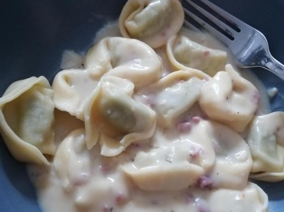 Tortellini mit einfacher Käsesoße