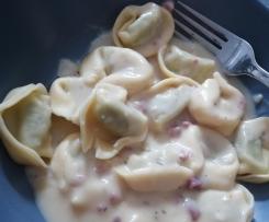 Tortellini mit einfacher Käsesoße