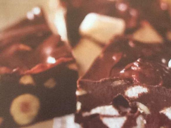 Marshmallow Schokoladen Konfekt mit Nüssen 