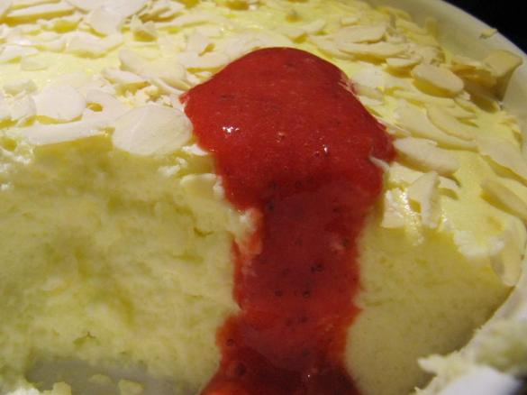 Cheesecake-Creme mit Erdbeersoße