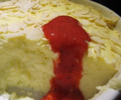 Cheesecake-Creme mit Erdbeersoße