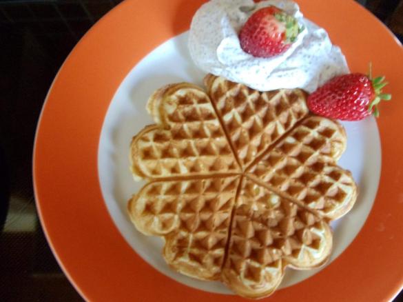 Marzipanwaffeln mit Mohnsahne