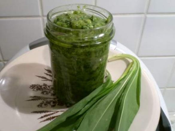Bärlauchpesto mit Mandeln