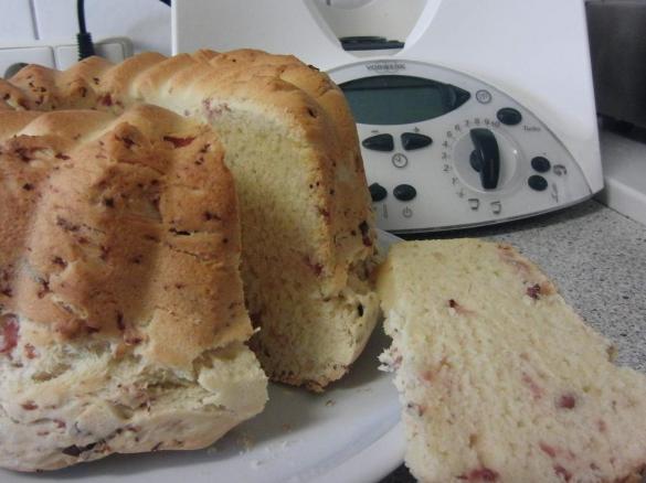 Gugelhupf mit Hefe, herzhaft mit Schinkenspeck