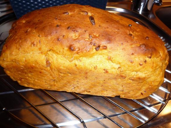 Weißbrot mediterran mit getrockneten Tomaten und Pinienkernen