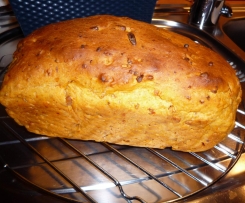 Weißbrot mediterran mit getrockneten Tomaten und Pinienkernen