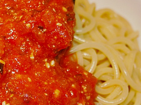 schnelle, lauchfreie, vegetarische Tomatensoße mit Feta für Nudeln etc.