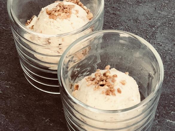 Haselnusskrokant Baiser Eis